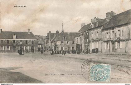 LANVOLLON : PLACE DU MARCHE