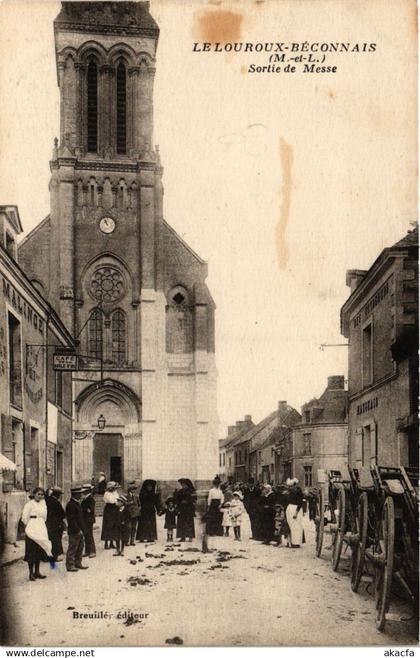 CPA Le Louroux-Beconnais - Sortie de Messe (296528)