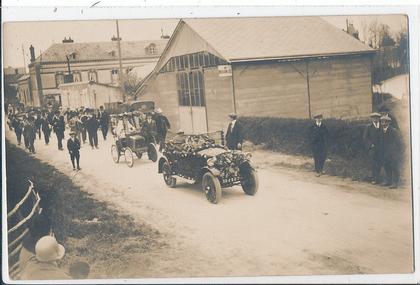 W 226 /CPA    CARTE PHOTO -???? LE MELE SUR SARTHE????  (61)   CARNAVAL