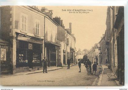 CPA 18 Cher Les Aix-d'Angillon Rue de la République