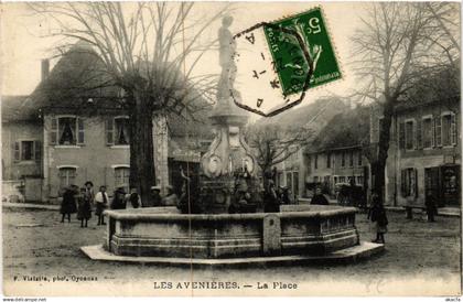 CPA Les AVENIERES - La Place (489601)