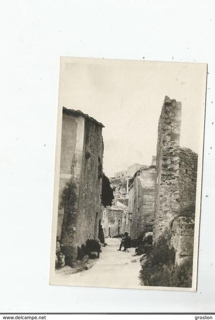 LES BAUX DE PROVENCE (BELLE CARTE PHOTO AVEC PEINTRE A L'OUVRAGE) PHOTOGRAPHE EM. BARRAL ARLES