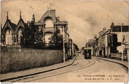 CPA Env. d'ANGERS - Les PONTS-de-CÉ - Grande Rue de l'Ile (296574)