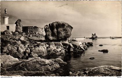 CPA Lesconil - Le Phare de Menez-Groaz el l'Entree du Port (1033237)