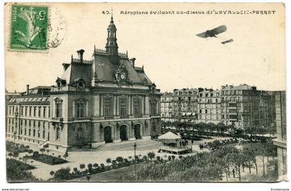 CPA - Carte Postale - France - Levallois Perret - Aéroplane évoluant au dessus de Levallois Perret - 1913 ( I10834)