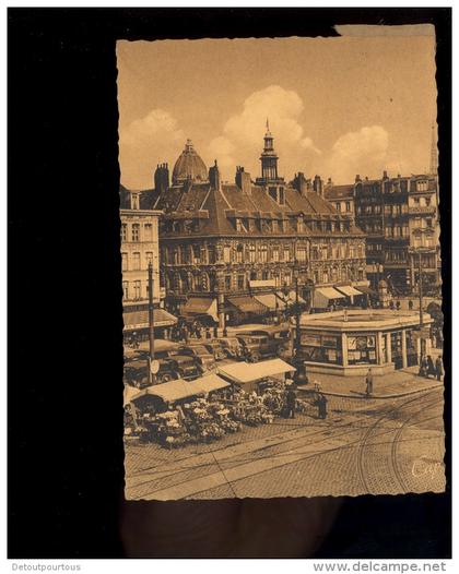 LILLE Nord 59 : la vieille bourse et le marché aux fleurs 1945 / camion Citroen / enseignes Gillette , Reina