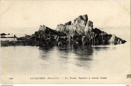 CPA Locquirec - La Roche Tombee a Maree Haute (1033326)