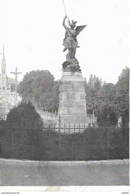 Lourdes - Statue de Saint-Michel