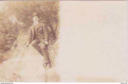 71 - MACON - CARTE-PHOTO - HOMME AU CHAPEAU SUR UN ROCHER - PHOTOGRAPHE PERRON MACON