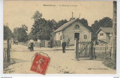 MESNIERES EN BRAY - Le Passage à Niveau