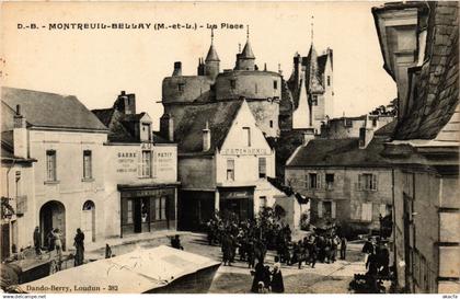 CPA MONTREUIL-BELLAY - La Place (296941)