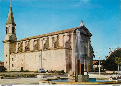 / CPSM FRANCE 84 "Morières Lès Avignon, la place de la liberté, l'église"