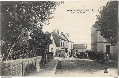 Neuvy-le-Roi - Place de la Mairie