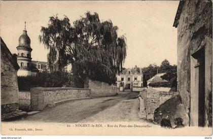 CPA NOGENT-le-ROI - Rue du Pont - de - Demoiselles (131746)