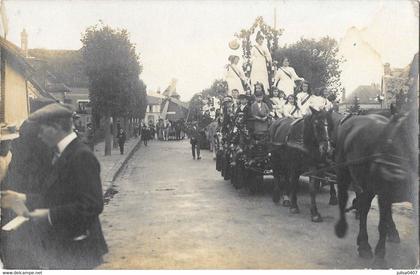 NOGENT LE ROI ou environs (28) carte photo cavalcade char gros plan