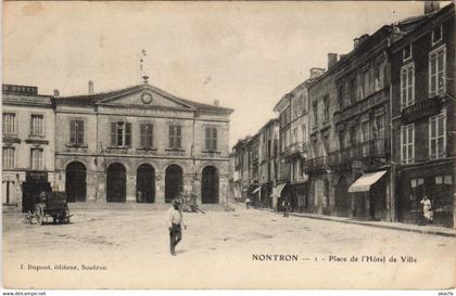 CPA NONTRON - Place de l'Hotel de Ville (122264)