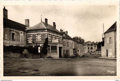 CPA Noyers-sur-Serein - Place et Hotel de la Poste FRANCE (960772)