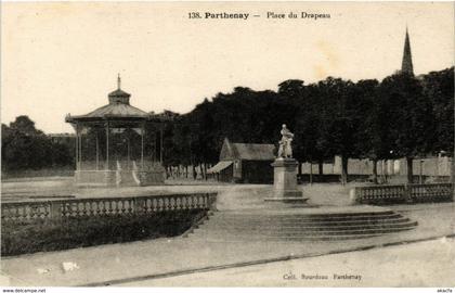 CPA PARTHENAY - Place du Drapeau (297423)