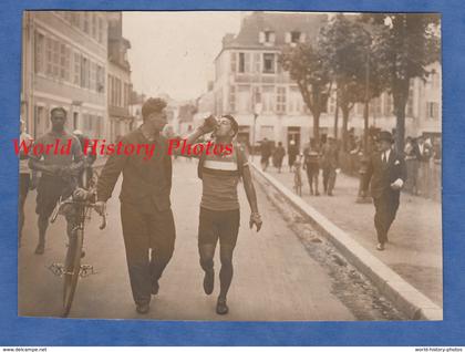 Photo ancienne - Arrivée à PAU - 8ème étape Tour de France 1931 - Le Cycliste Jean MARECHAL se désaltère - TOP vélo