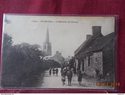 CPA - Ploëzal - L'Arrivée au Bourg