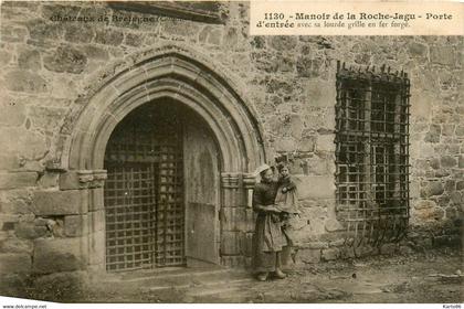 ploëzal * manoir de la roche jagu * la porte d'entrée * femme en coiffe