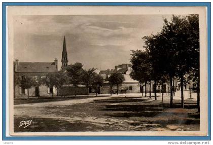 29 - PLOUDALMEZEAU --  Le champ de Foire