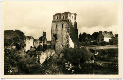 PLOUDALMEZEAU    RUINES DU CHATEAU