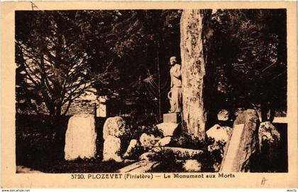 CPA PLOZEVET - Le Monument aux Morts (457823)