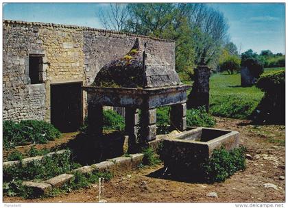 cp , RÉGIONS , POITOU-CHARENTES , La Saintonge , Un vieux puits Renaissance et son timbre