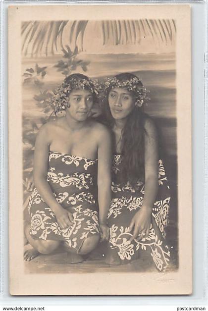 TAHITI - Femmes Polynésiennes - CARTE PHOTO Tampon à sec J. Atem, Tahiti