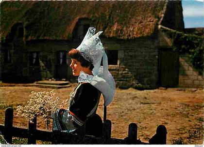 29 - Pont Aven - Chaumière Bretonne - Jeune Fille en costume de Pont Aven - Folklore - Femmes - Voir Scans Recto Verso