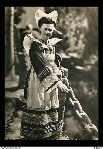 29 - Pont Aven - Femme en costume de Pont-Aven - Folklore - CPSM grand format - Voir Scans Recto-Verso