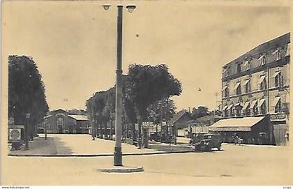 CPA Pontoise La Place - La Gare et l'Hôtel de Pontoise - Très ancienne voiture