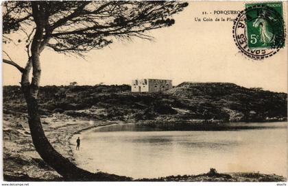 CPA PORQUEROLLES - Un coin de la Plage (106901)