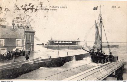 PORT-EN-BESSIN-HUPPAIN PENDANT LA TEMPETE "NOUS SOMMES SAUVES ! "