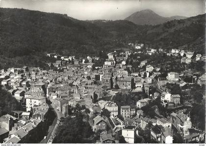 CPSM Royat Vue aérienne du vieux Royat au fond le Puy-de-Dôme