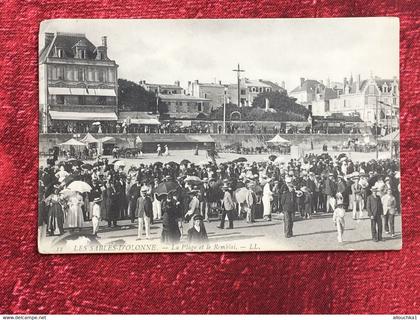 CPA Les Sables-d’Olonne Vendée [85] région des Pays-de-la-Loire-☛gros plan animé La plage et le remblai-Carte postale