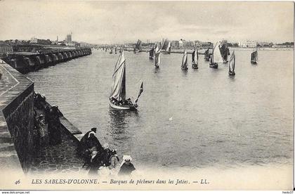 Les Sables-d'Olonne - Barques de pêcheurs