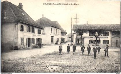 38 - SAINT ANDRE le GAZ -- La Place