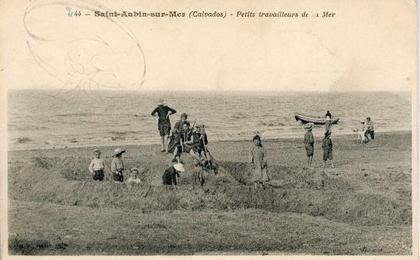 14- SAINT-AUBIN SUR MER. Petits travailleurs de la mer.