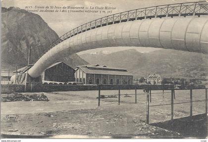 CPA Usine de Saint-Jean-de-Maurienne La Chute Motrice passant au-dessus de l'Arc