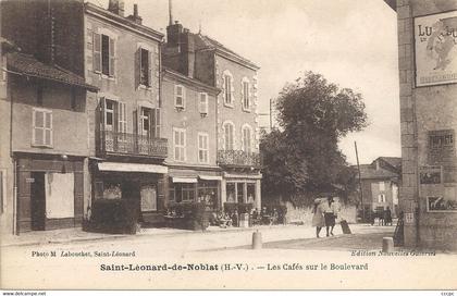 CPA Saint-Léonard-de-Noblat Les Cafés sur le Boulevard