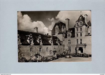 Saint-Vougay (29) : chateau de Kerjean - la cour