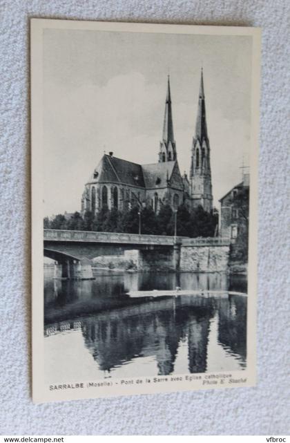 Sarralbe, pont de la Sarre avec église catholique, Moselle 57