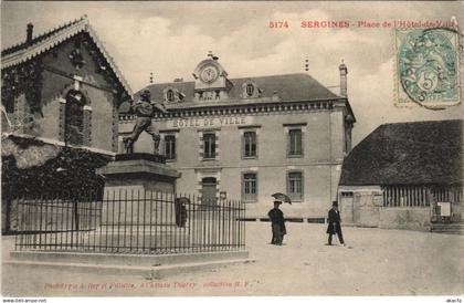 CPA SERGINES Place de l'hotel de Ville (49109)