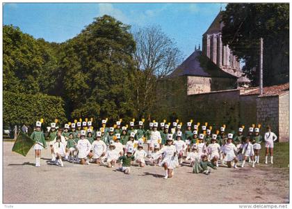 MAJORETTES DE SURGERES 3 EME PRIX AY CONCOURS DE BORDEAUX 1971 ET 1972