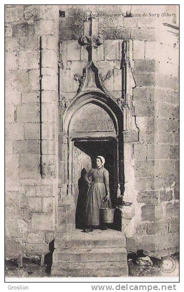 CHATEAU DE SURY (CHER) PORTE DE L'ANCIEN  (FEMME AVEC SEAU) 1908