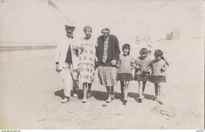 Tamaris 83 - Carte-photo  - Groupe d'enfants et famille marchant sur la plage - Tamaris ?