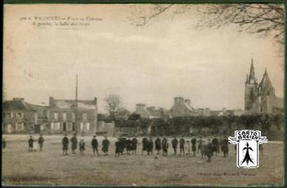 50 Valognes - 566 E.  VALOGNES - Place du Château  A gauche, la Salle des Fêtes - cpa