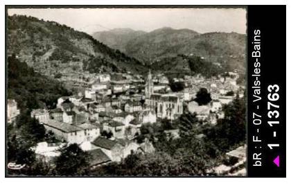 07 Vals-les-Bains - VALS LES BAINS (Ardèche) 15 - Vals dans son nid de verdure - vue aerienne /  D07D  K07331K  C07331C